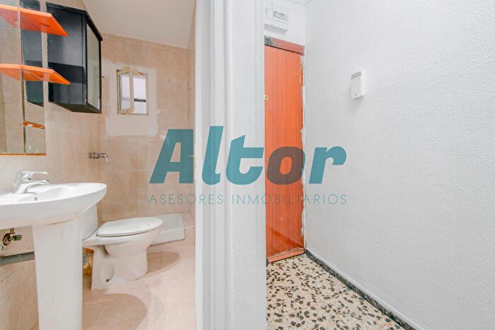 Casas en venta y pisos alquiler - 3