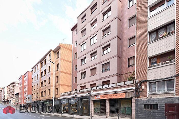 Piso de 3 habitaciones en venta en Kalero Basozelai, Basauri