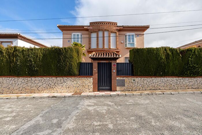 Casa en venta de 5 habitaciones en Cúllar Vega, Granada