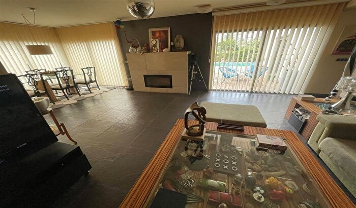 Casas en venta y pisos alquiler - 3