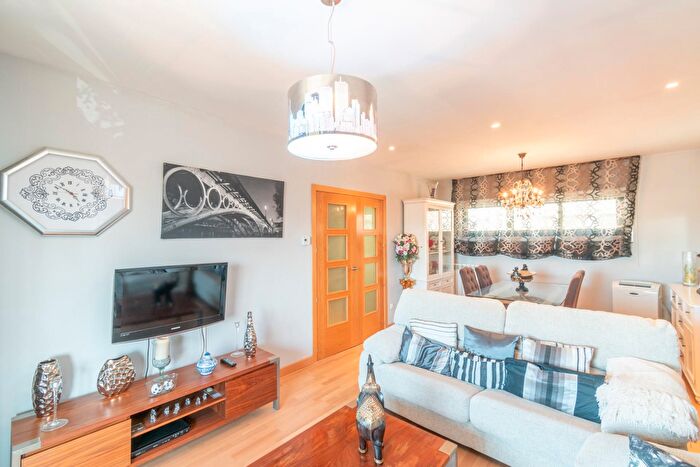 Casas en venta y pisos alquiler - 2