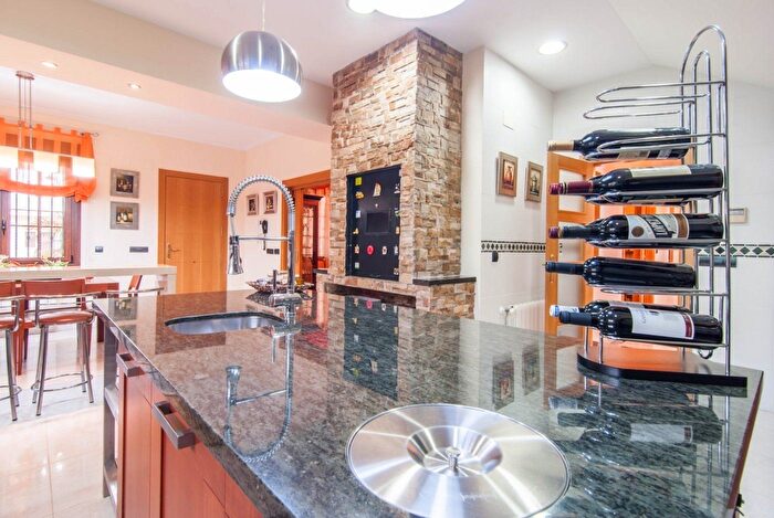 Casas en venta y pisos alquiler - 3