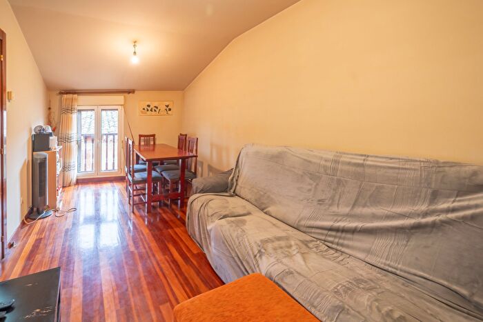 Casas en venta y pisos alquiler - 3