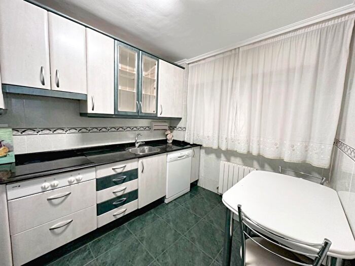 Piso de 3 habitaciones en venta en Galdakao, Bizkaia