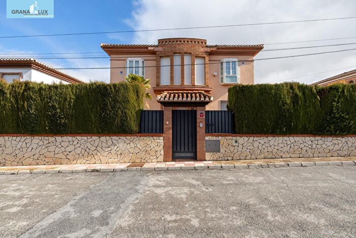 Casa en venta de 4 habitaciones: Cúllar Vega, Granada