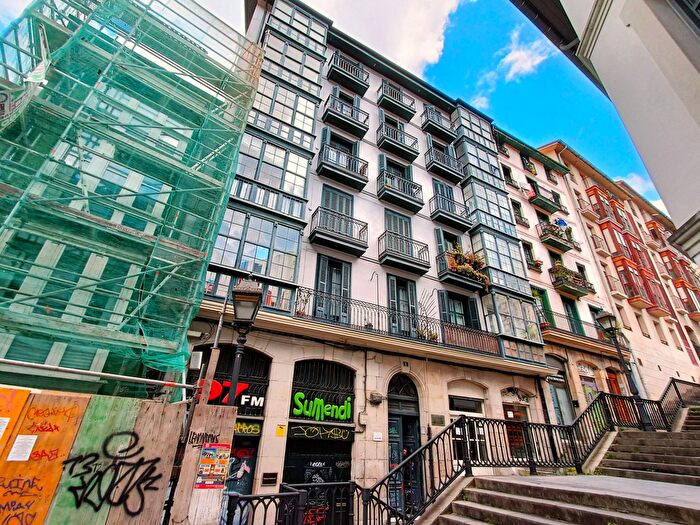 Piso en venta de 4 habitaciones en Ibaiondo, Casco Viejo