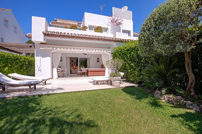 San Pedro de Alcántara, Guadalmina Baja: Casa en venta de 4 habitaciones