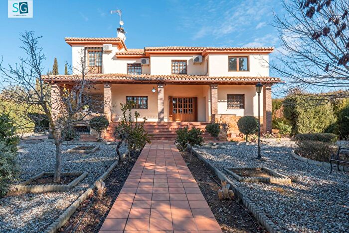 Atarfe, Granada: Casa en venta de 6 habitaciones