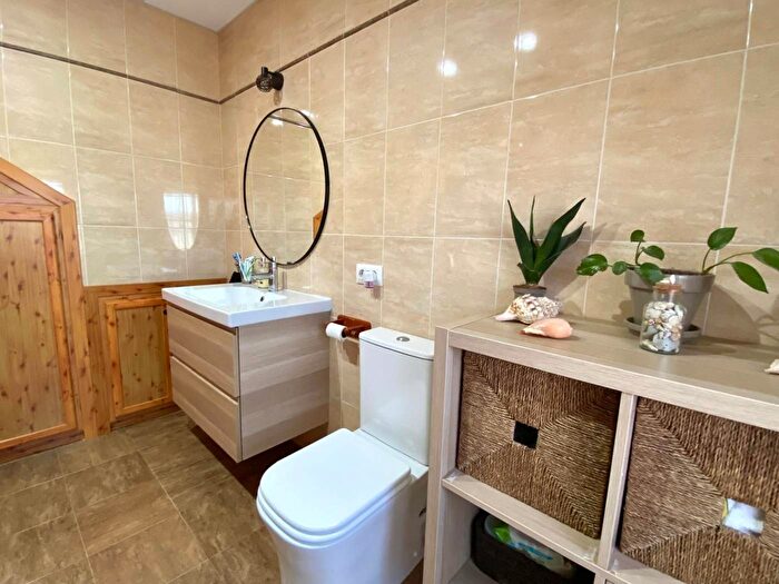 Casas en venta y pisos alquiler - 3