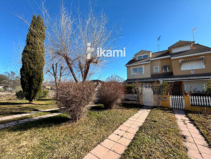 Casa de 4 habitaciones en venta en Navaluenga, Ávila