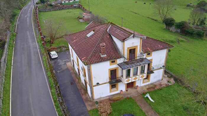 Casa en venta de 8 habitaciones en Ruesga, Cantabria