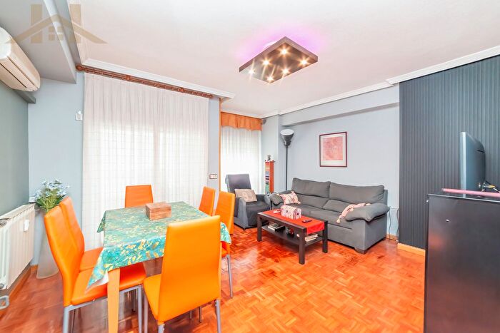 Piso de 4 habitaciones en venta en El Carrascal, Leganés