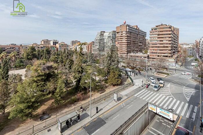 Piso de 4 habitaciones en venta en Granada, Andalucía