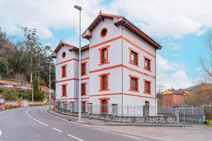 Casa en venta de 12 habitaciones, Zona Rural, Mieres Asturias