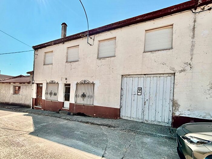 Casa de 4 habitaciones en venta en Riego de la Vega, León