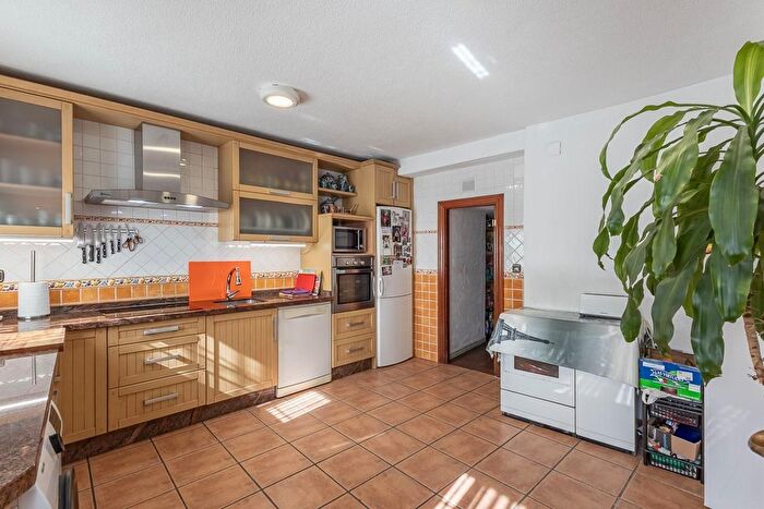Casas en venta y pisos alquiler - 3