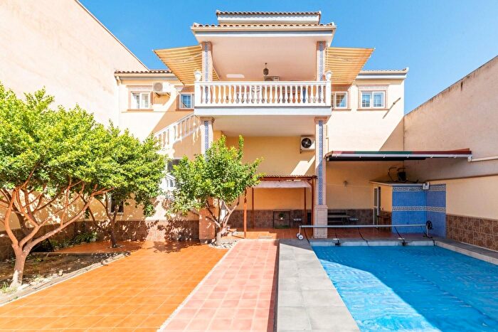 Casa en venta de 5 habitaciones en Santa Fe, Granada