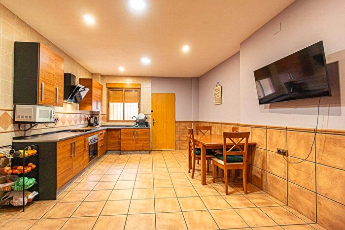 Casas en venta y pisos alquiler - 3