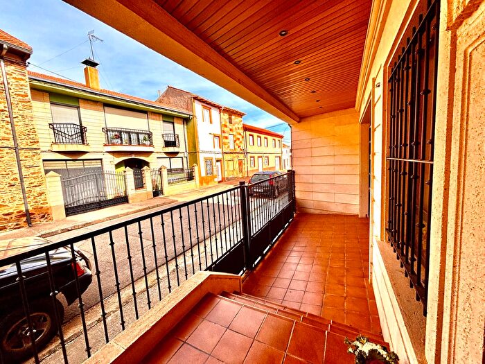 Alija del Infantado, León: Casa en venta de 5 habitaciones