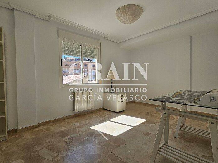 Casas en venta y pisos alquiler - 3