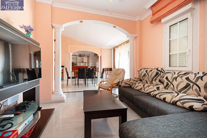 Casa en venta de 4 habitaciones en Cúllar Vega, Granada