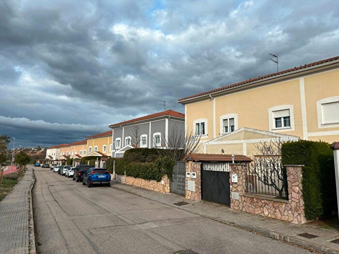 Casas en venta y pisos alquiler - 3