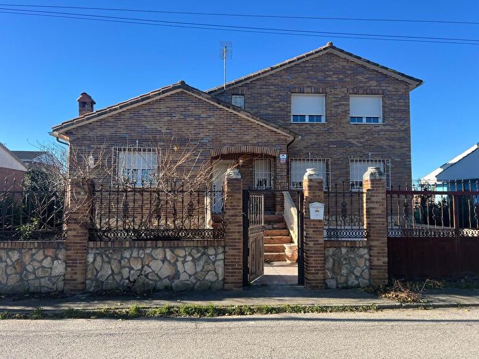 Casa en venta de 8 habitaciones en Torrejón del Rey, Guadalajara