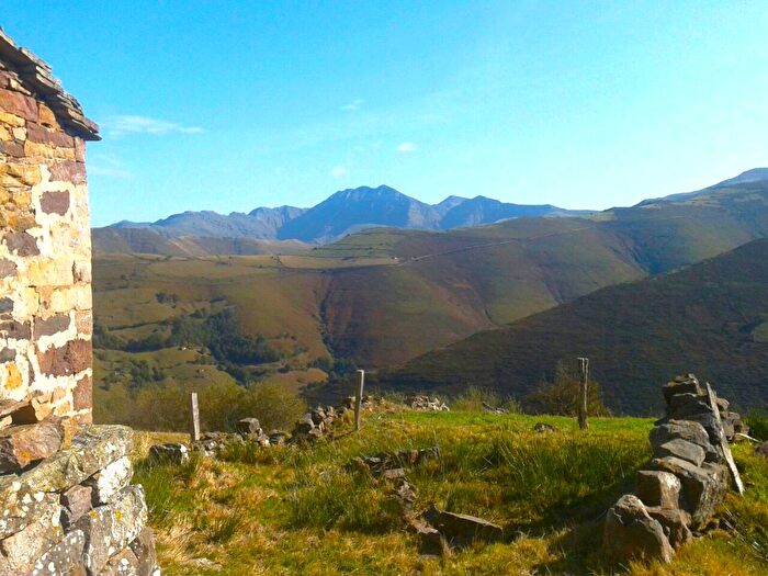 Casa en venta de 1 habitación en Vega de Pas, Cantabria