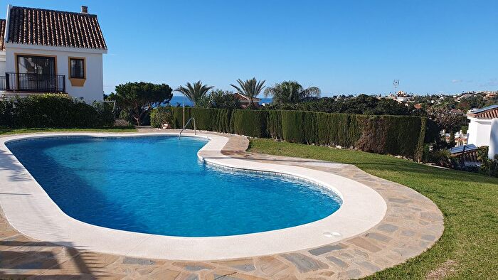 Casa en venta de 4 habitaciones en Calahonda, Mijas