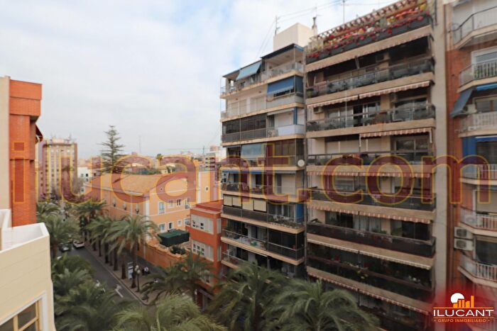 Piso en venta de 3 habitaciones en Centro, Mercado