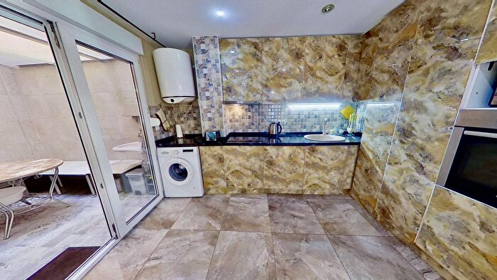 Casas en venta y pisos alquiler - 3
