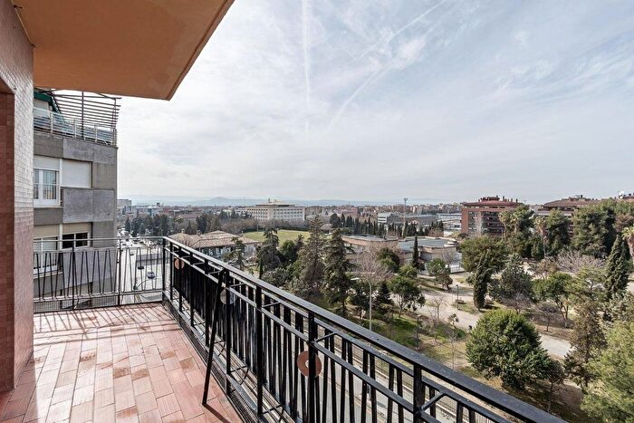 Piso de 4 habitaciones en venta en Granada, Andalucía