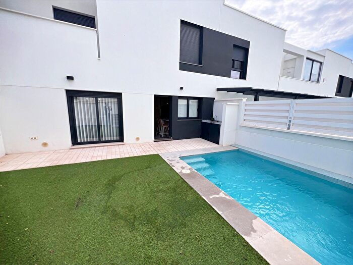 Casa en venta de 4 habitaciones: Los Molinos Villa Blanca, Almería Capital
