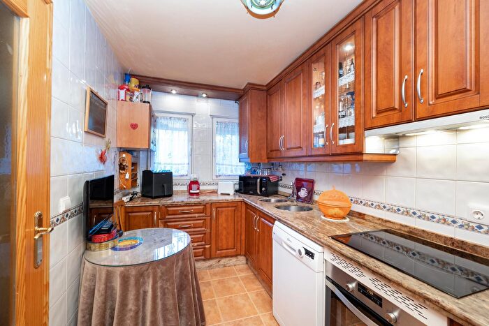 Casas en venta y pisos alquiler - 3