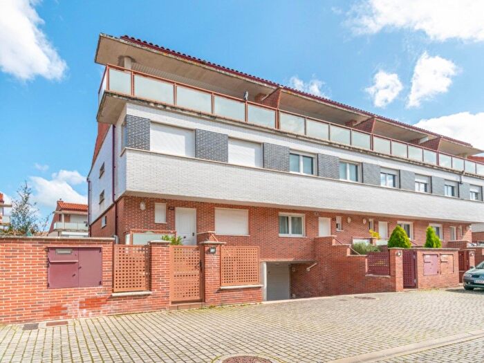 Casa de 4 habitaciones en venta en Aranguren, Navarra