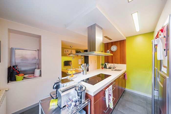 Casas en venta y pisos alquiler - 3