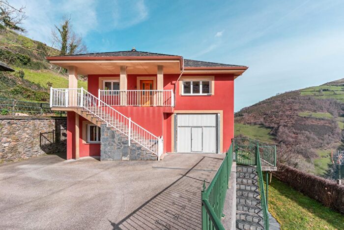 Casa en venta de 4 habitaciones en Cangas del Narcea, Asturias