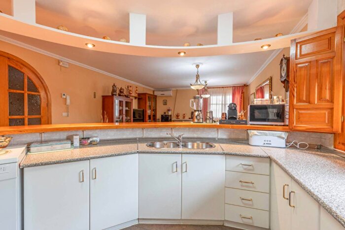 Casas en venta y pisos alquiler - 3