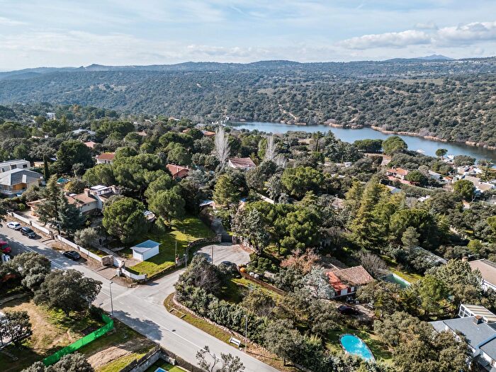 Casa en venta de 4 habitaciones, Cerro Alarcón, Valdemorillo