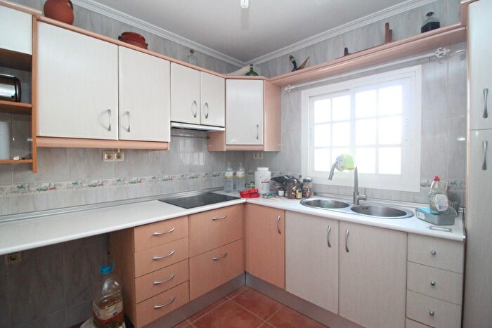 Casas en venta y pisos alquiler - 3
