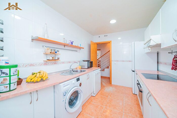 Casas en venta y pisos alquiler - 3