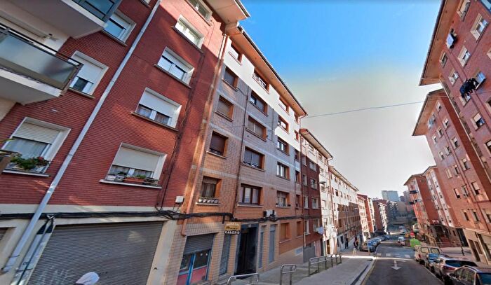 Piso de 2 habitaciones en venta en Kalero Basozelai, Basauri