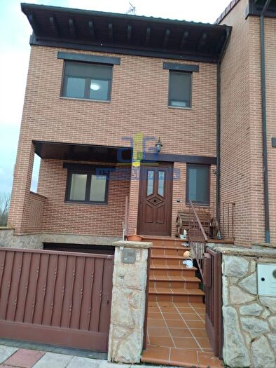 Casa en venta de 4 habitaciones: Sariegos, León