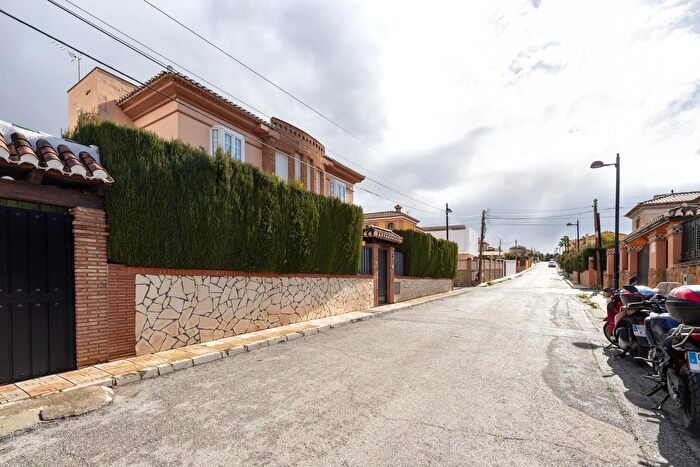 Casa en venta de 4 habitaciones en Cúllar Vega, Granada