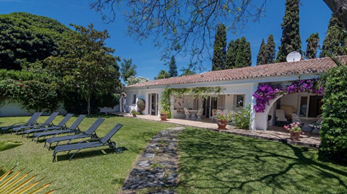 Casa en venta de 4 habitaciones en San Pedro de Alcántara, Nueva Alcántara