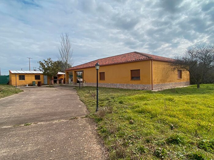 Casa en venta de 4 habitaciones: Grijota, Palencia