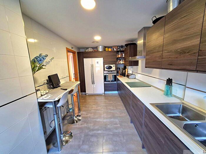 Casas en venta y pisos alquiler - 3