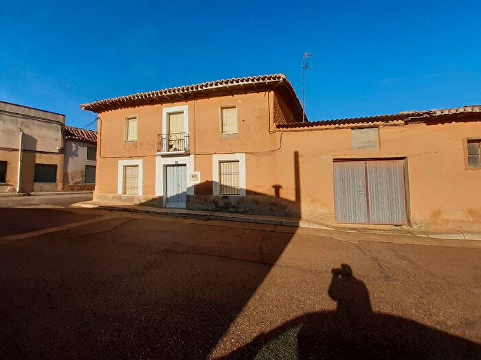 Casa en venta de 3 habitaciones: Roales de Campos, Valladolid