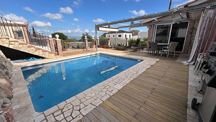 Pinos de Alhaurín, Alhaurín de la Torre: Casa en venta de 4 habitaciones