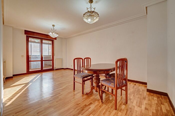 Casas en venta y pisos alquiler - 3